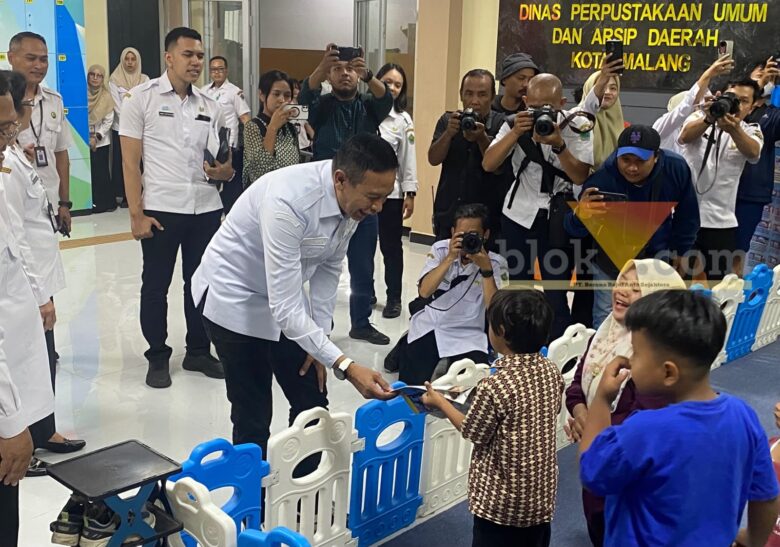 Wali Kota Malang saat meninjau di Perpustakaan Kota Malang, Rabu (14/10/2026) (foto: blok-a.com/Bob Bimantara Leander)