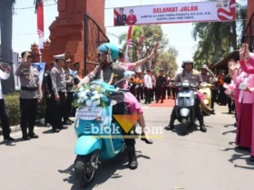 AKBP Andi Yudha Pranata beserta Istri meninggalkan Mako Polres Mojokerto dengan mengendarai Vespa, diiringi penghormatan dari jajaran personel yang melepas kepergiannya. (foto: blok-a.com/Syahrul Wijaya)