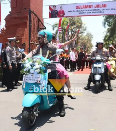 AKBP Andi Yudha Pranata beserta Istri meninggalkan Mako Polres Mojokerto dengan mengendarai Vespa, diiringi penghormatan dari jajaran personel yang melepas kepergiannya. (foto: blok-a.com/Syahrul Wijaya)