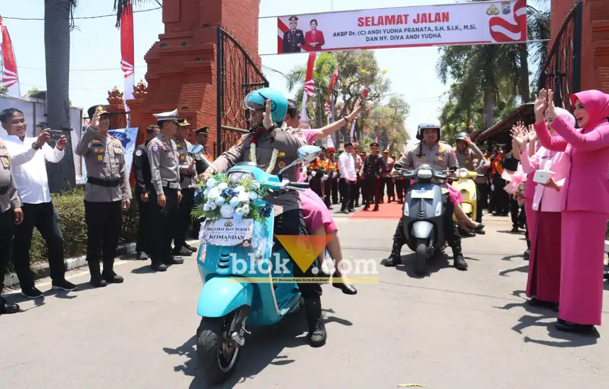 Penuh Haru, Andi Yudha Tinggalkan Polres Mojokerto Naik Vespa Usai Serah Terima Kapolres