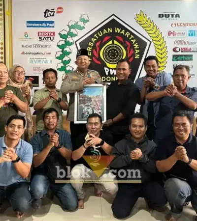 AKBP Herdiawan Arifianto saat pamit ke sekretariat PWI Mojokerto. (foto: blok-a.com/Syahrul Wijaya)