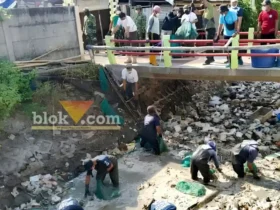 Aksi gotong royong dari nerbagai unsur, tumpukan sampah di sungai Kalimati Muncar kembali dibersihkan, Senin (26/10/2026) (foto: blok-a.com/Kuryanto)