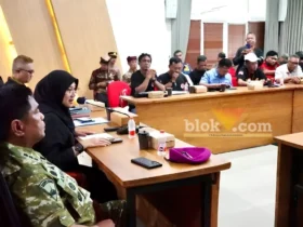 Bupati Banyuwangi Ipuk Fiestiandani saat menerima audiensi sopir truk yang tergabung dalam GAPIBER di Ruang Rapat Minak Jinggo, Kamis sore (15/10/2026) (foto: Istimewa)