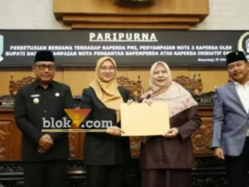 Bupati Banyuwangi, ipuk Fiestiandani saat menyerahkan dokumen nota pengantar 3 Raperda kepada Wakil ketua DPRD Banyuwangi, Senin (05/10/2026) (foto: blok-a.com/Kuryanto)