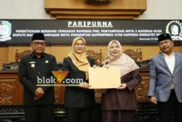 Bupati Banyuwangi, ipuk Fiestiandani saat menyerahkan dokumen nota pengantar 3 Raperda kepada Wakil ketua DPRD Banyuwangi, Senin (05/10/2026) (foto: blok-a.com/Kuryanto)