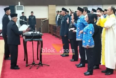 Bupati Blitar, Rijanto memimpin prosesi pelantikan dan pengambilan sumpah 120 pejabat di lingkungan Pemerintah Kabupaten Blitar, di Ruang Rapat Candi Penataran. (blok-a.com/Fajar Agustyono)
