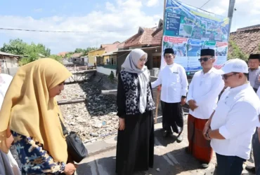 Bupati Ipuk Fiestiandani saat meninjau Sungai Kalimati di Kecamatan Muncar. (Foto: dok Humas Pemkab BWI).