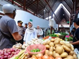 Bupati Ipuk Fiestiandani tinjau geliat perdana pasar Banyuwangi, Kamis (01/09/2026) (Foto: Humas Banyuwangi)