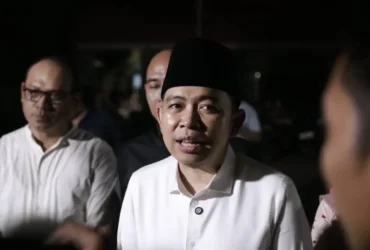 Bupati Jember Gus Fawait saat melakukan inspeksi proyek revitalisasi SDN Tanggul Kulon 01 pada Minggu (18/10/2026) malam (foto: istimewa)