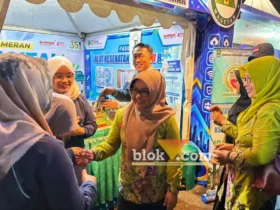 Bupati Magetan Nanik Sumantri saat melakukan kunjungan ke stan RSUD dr Sayidiman di PPRM (foto: blok-a.com/Nanda Bagoes)