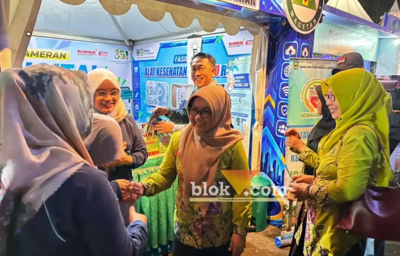 Bupati Magetan Nanik Sumantri saat melakukan kunjungan ke stan RSUD dr Sayidiman di PPRM (foto: blok-a.com/Nanda Bagoes)