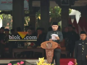 Bupati Mojokerto Muhammad Al Barraa saat memimpin upacara peringatan hari jadi ke-81 Jawa Timur. (foto: blok-a.comSyahrul Wijaya)