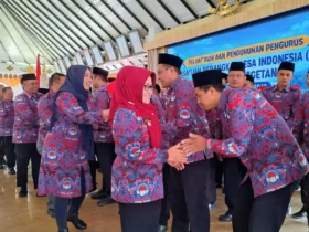 Bupati, jajaran Forkopimda dan OPD terkait bersalaman dengan 45 pengurus PPDI yang baru dilantik (foto: Blok-a.com/Nanda Bagoes)