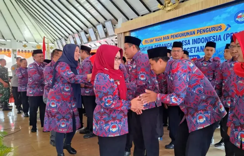 Bupati, jajaran Forkopimda dan OPD terkait bersalaman dengan 45 pengurus PPDI yang baru dilantik (foto: Blok-a.com/Nanda Bagoes)