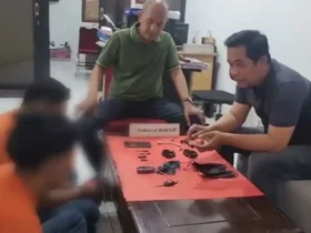 Dua orang terduga pelaku curanmor di Ngoro Industri Persada beserta barang bukti saat diperiksa polisi.(Foto: Istimewa)