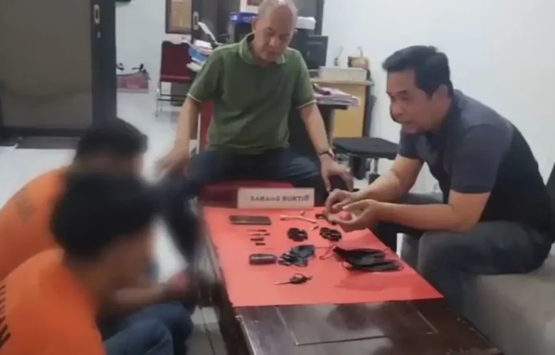 Dua orang terduga pelaku curanmor di Ngoro Industri Persada beserta barang bukti saat diperiksa polisi.(Foto: Istimewa)