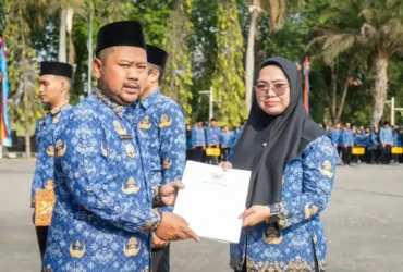 Fandi Akhmad Yanu Bupati Gresik penyerahan SK perpanjangan masa kerja bagi PPPK paruh waktu.(foto: istimewa)