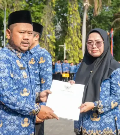 Fandi Akhmad Yanu Bupati Gresik penyerahan SK perpanjangan masa kerja bagi PPPK paruh waktu.(foto: istimewa)