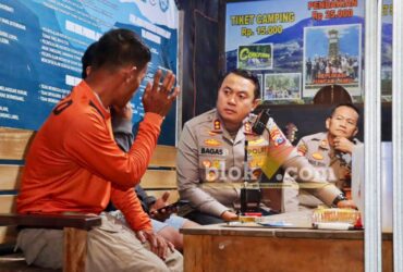 Kapolres Magetan saat mengunjungi posko Cemoro Sewu di Desa Ngancar, Plaosan, Kecamatan Magetan (foto: blok-a.com/Nanda Bagoes)