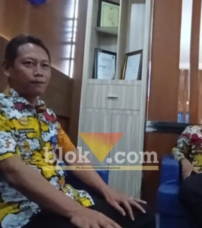 Kepala Dinas DPMPTSP Benny Adrian, didampingi Sekretaris Dinas DPMPTSP, Weri Kurniawan saat dikonfirmasi, Kamis (15/10/2026) (foto: blok-a.com/Nanda Bagoes)