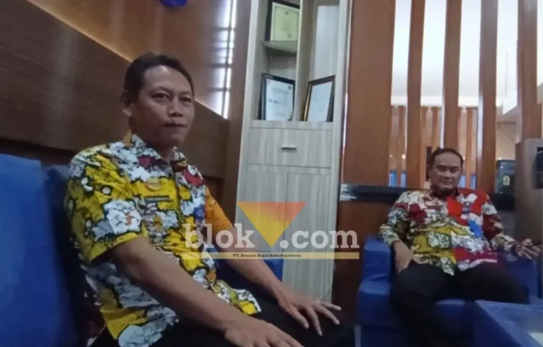 Kepala Dinas DPMPTSP Benny Adrian, didampingi Sekretaris Dinas DPMPTSP, Weri Kurniawan saat dikonfirmasi, Kamis (15/10/2026) (foto: blok-a.com/Nanda Bagoes)