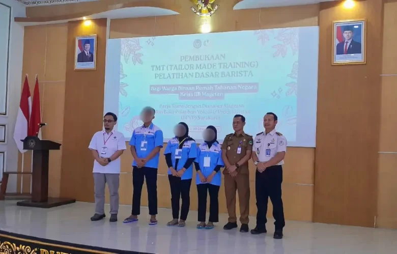 Foto bersama usai penyerahan secara simbolis Karutan, Kadisnaker, Balai pelatihan bersama perwakilan warga binaan (foto: Blok-a.com/Nanda Bagoes)