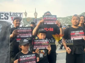 Warga Malang membawa poster tuntutan keadilan dalam peringatan empat tahun tragedi Kanjuruhan di Kota Malang, Kamis (1/10/2026). (Foto: blok-a.com / M Berril Labiq)