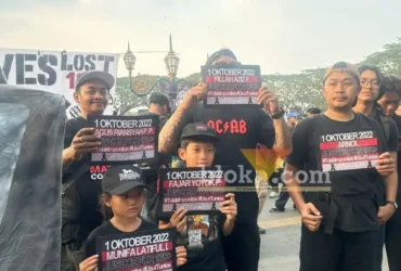 Warga Malang membawa poster tuntutan keadilan dalam peringatan empat tahun tragedi Kanjuruhan di Kota Malang, Kamis (1/10/2026). (Foto: blok-a.com / M Berril Labiq)