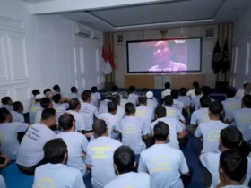 Warga binaan lapas kelas IIB Mojokerto saat nobar film G30S/PKI. (foto: blok-a.com/Syahrul Wijaya)