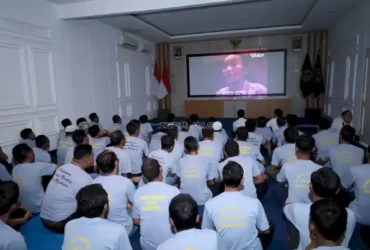 Warga binaan lapas kelas IIB Mojokerto saat nobar film G30S/PKI. (foto: blok-a.com/Syahrul Wijaya)