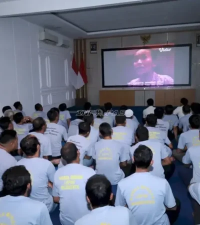 Warga binaan lapas kelas IIB Mojokerto saat nobar film G30S/PKI. (foto: blok-a.com/Syahrul Wijaya)