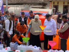 Gubernur Jawa Timur, Khofifah Indar Parawansa bersama Bupati Malang HM Sanusi saat menyalurkan air bersih ke warga Desa Pagak (foto: blok-a.com / Yogga Ardiawan)