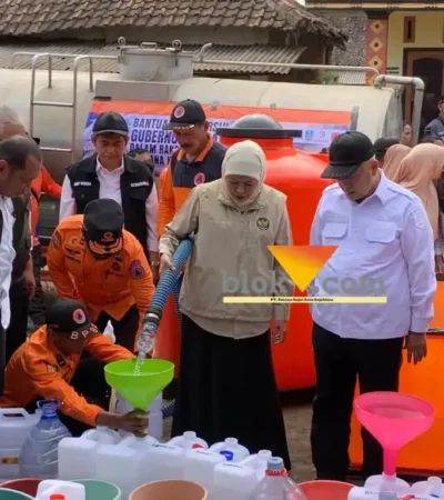 Gubernur Jawa Timur, Khofifah Indar Parawansa bersama Bupati Malang HM Sanusi saat menyalurkan air bersih ke warga Desa Pagak (foto: blok-a.com / Yogga Ardiawan)