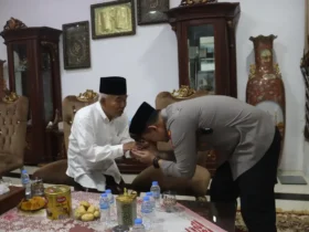 Kapolres Mojokerto AKBP Raden Erik Bangun Prakasa silaturahmi ke kiai Asep. (Foto: Humas)