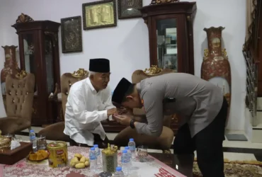 Kapolres Mojokerto AKBP Raden Erik Bangun Prakasa silaturahmi ke kiai Asep. (Foto: Humas)