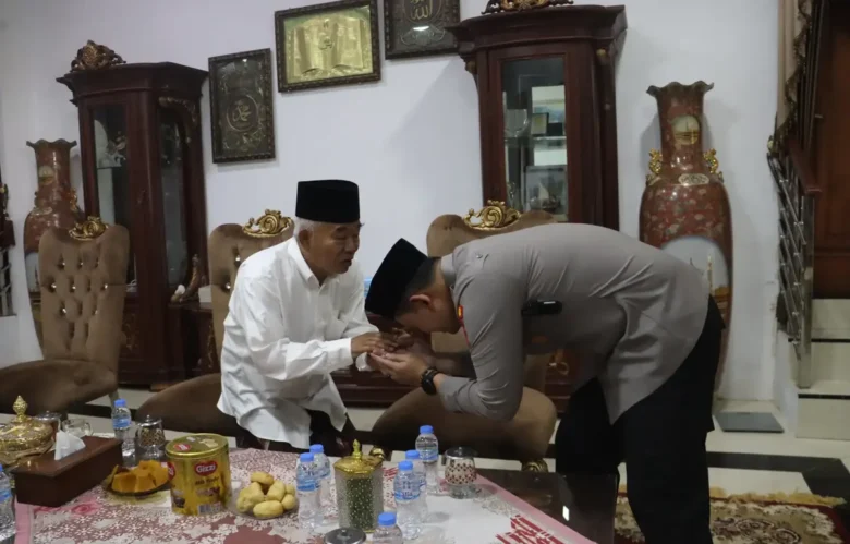 Kapolres Mojokerto AKBP Raden Erik Bangun Prakasa silaturahmi ke kiai Asep. (Foto: Humas)