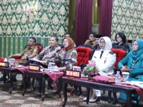 Waki Bupati Malang, Lathifah Shohib mengapresiasi berbagai inovasi yang dikembangkan Desa Kebobang (foto: dok. Prokopim)