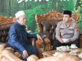 AKBP Dr. H. Yanto Mulyanto P, didampingi sejumlah pejabat utama (PJU) Polres Jombang, bersilaturahmi ke Ponpes Darul Ulum.(Foto: dok. Humas Polres Jombang)
