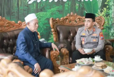 AKBP Dr. H. Yanto Mulyanto P, didampingi sejumlah pejabat utama (PJU) Polres Jombang, bersilaturahmi ke Ponpes Darul Ulum.(Foto: dok. Humas Polres Jombang)
