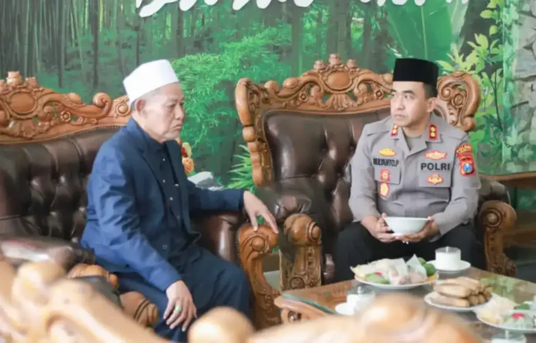 AKBP Dr. H. Yanto Mulyanto P, didampingi sejumlah pejabat utama (PJU) Polres Jombang, bersilaturahmi ke Ponpes Darul Ulum.(Foto: dok. Humas Polres Jombang)