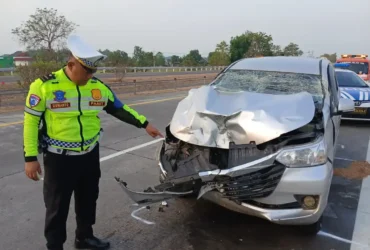 Panit PJR 3 Polda Jatim Ipda Siswanto di lokasi dan mobil Xenia yang ringsek bagian depannya usai alami kecelakaan. (Foto: PJR 3 Polda Jatim)
