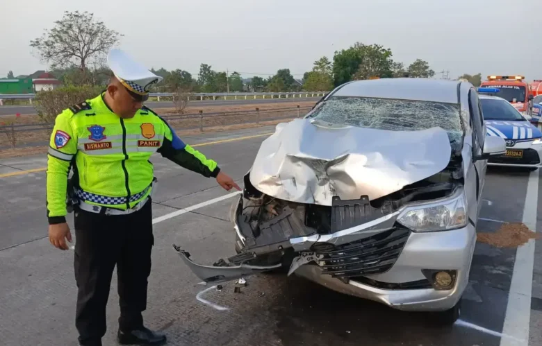 Panit PJR 3 Polda Jatim Ipda Siswanto di lokasi dan mobil Xenia yang ringsek bagian depannya usai alami kecelakaan. (Foto: PJR 3 Polda Jatim)