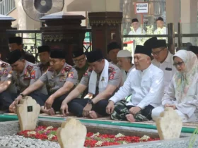 Kapolri saat ziarah ke makam Gus Dur di kompleks Ponpes Tebuireng Jombang.(Foto: Istimewa)