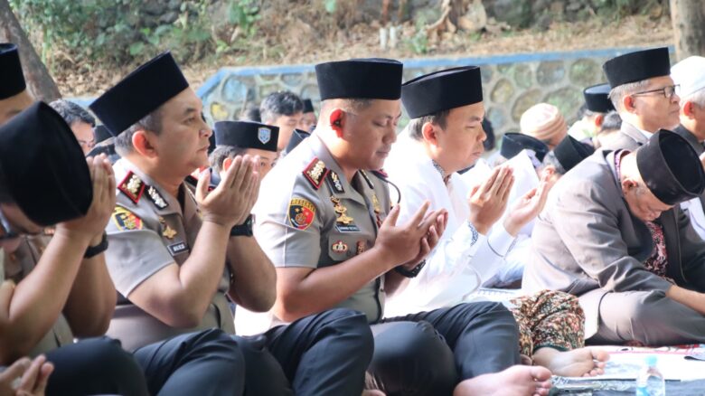 Kapolresta Malang Kota Kombes Pol Danang Setiyo PS bersama Wakil Wali Kota Malang Ali Muthohirin doa usai Sholat Istisqa, Sabtu (24/10/2026) (blok-a.com/Bob Bimantara Leander)