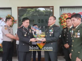 Kapolres Jombang AKBP Yanto Mulyanto bersama jajaran Pejabat Utama (PJU) Polres Jombang memberikan kejutan kepada sejumlah satuan TNI dengan membawa tumpeng (foto: blok-a.com/Syahrul Wijaya)