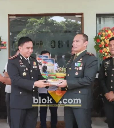 Kapolres Jombang AKBP Yanto Mulyanto bersama jajaran Pejabat Utama (PJU) Polres Jombang memberikan kejutan kepada sejumlah satuan TNI dengan membawa tumpeng (foto: blok-a.com/Syahrul Wijaya)