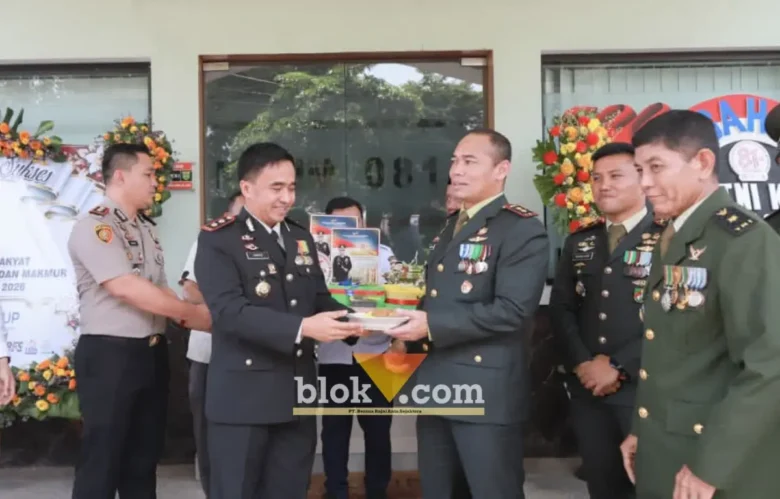 Kapolres Jombang AKBP Yanto Mulyanto bersama jajaran Pejabat Utama (PJU) Polres Jombang memberikan kejutan kepada sejumlah satuan TNI dengan membawa tumpeng (foto: blok-a.com/Syahrul Wijaya)