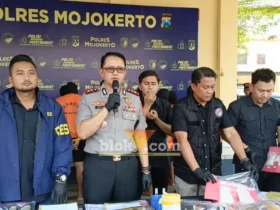 Kapolres Mojokerto AKBP Raden Erik Bangun Prakasa saat konferensi pers.(blok-a.com/Syahrul Wijaya)