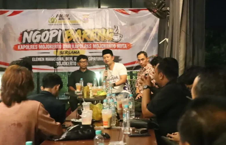 Kapolres Mojokerto AKBP Raden Erik Bangun Prakasa saat ngopi bareng mahasiswa.(Foto: Istimewa)
