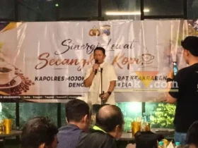 Kapolres Mojokerto AKBP Raden Erik Bangun Prakasa saat sambutan dalam acara ngopi bareng wartawan. (foto: blok-a.com/Syahrul Wijaya)